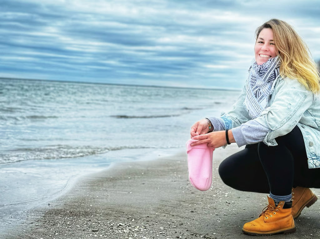 IsiLou am Strand Muscheln sammeln
